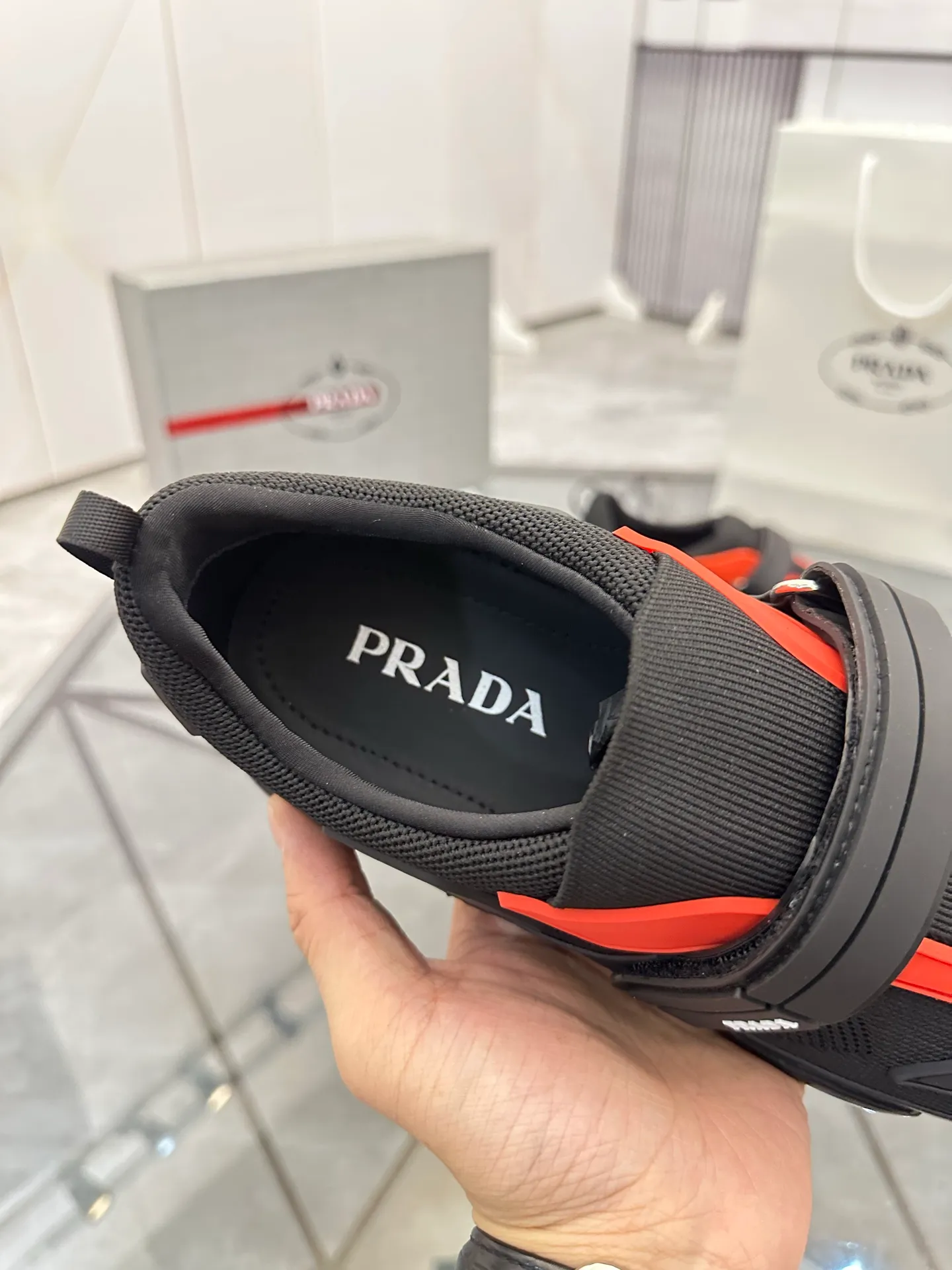 Men's shoes: 💰P500¥ High-end top quality Product trademark: Prada *"Prada*" low-top casual shoes Regular size: 38-45 (can be customized to 46) One size larger Product materials: imported breathable fly weave upper, professional glue-making process, breathable lining, cowhide foot pads, original outsole. No.: 001